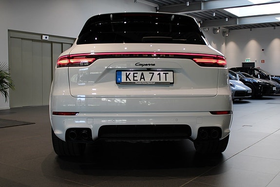Porsche Cayenne 5 of 16
