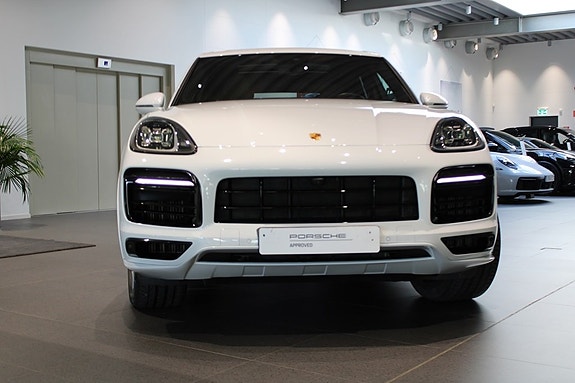 Porsche Cayenne 2 of 16