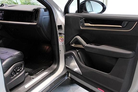 Porsche Cayenne 12 of 16
