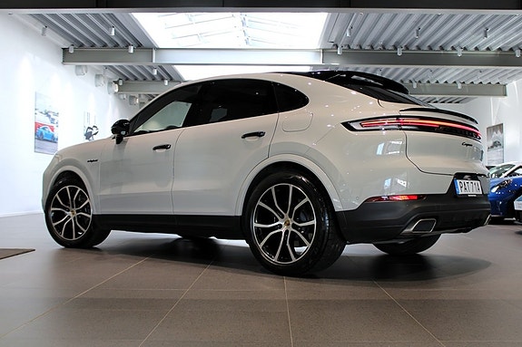 Porsche Cayenne 2 of 16