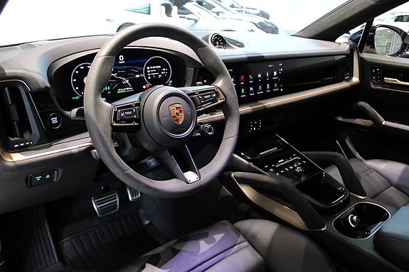 Porsche Cayenne 3 of 16