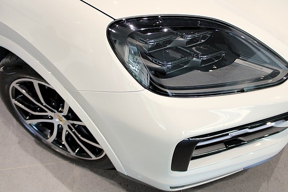 Porsche Cayenne 8 of 16