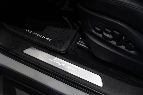 Porsche Cayenne 11 of 16