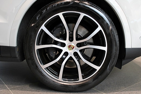 Porsche Cayenne 9 of 16