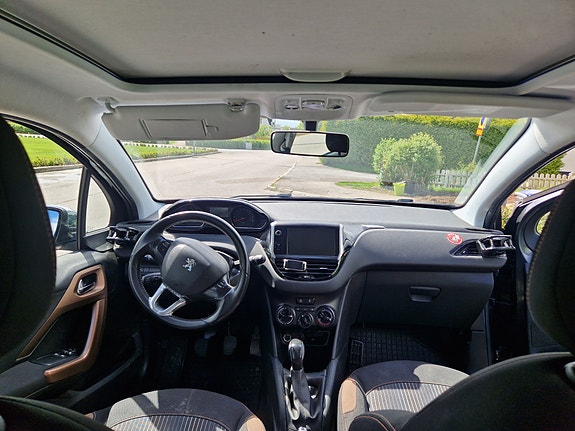 Peugeot 208 4 of 8