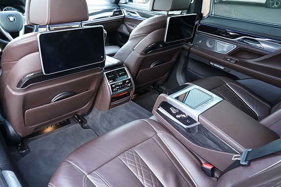 BMW 750Li 15 of 30