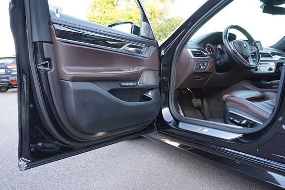 BMW 750Li 11 of 30