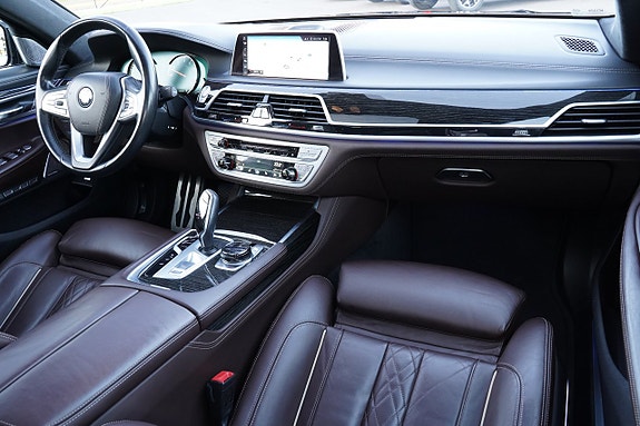 BMW 750Li 24 of 30