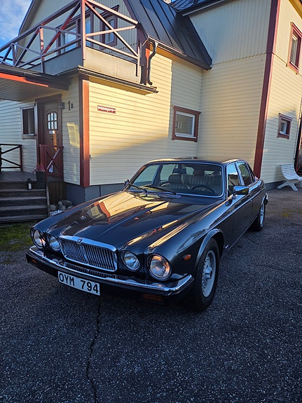 Jaguar XJ12 2 of 4