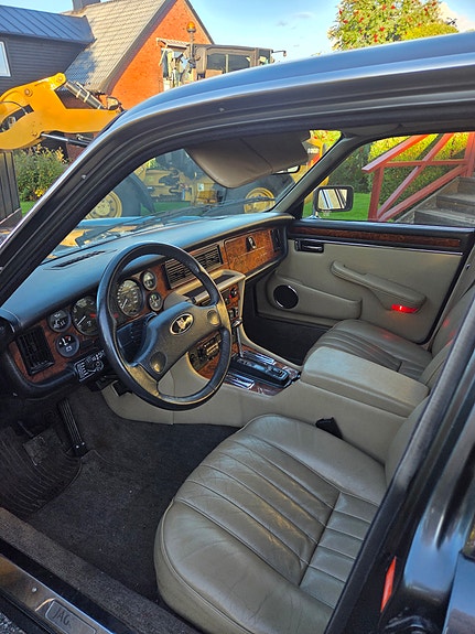 Jaguar XJ12 4 of 4