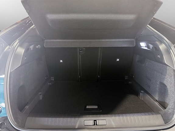 Peugeot e-3008 8 of 18