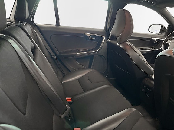 Volvo V60 Cross Country 8 of 14
