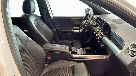 Mercedes-Benz GLB200 d 4 of 9