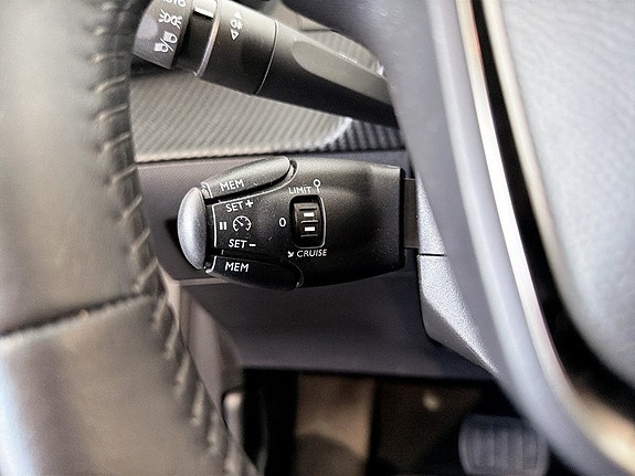 Peugeot e-208 8 of 17