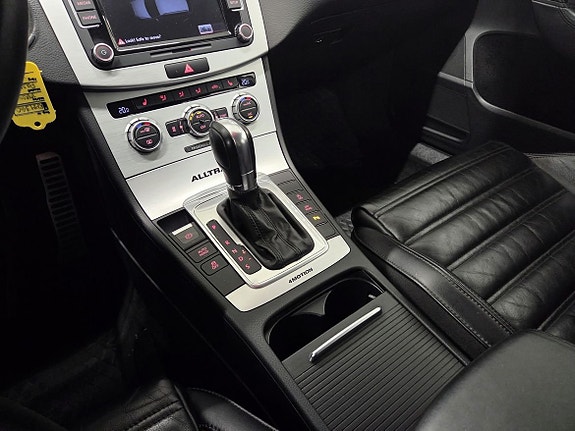 Volkswagen Passat Alltrack 10 of 15