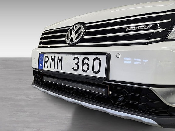 Volkswagen Passat Alltrack 14 of 15