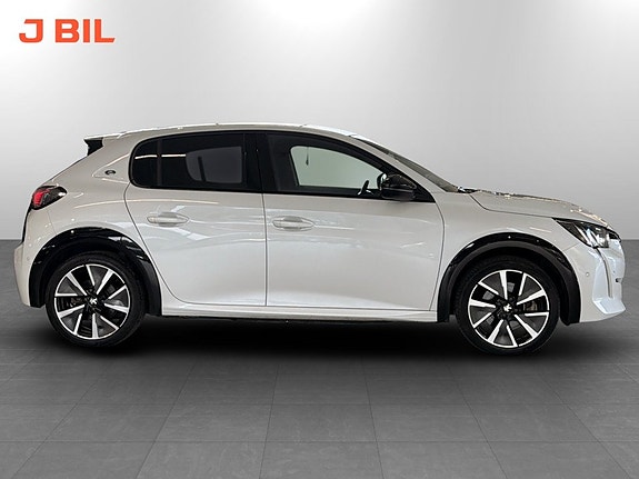 Peugeot e-208 15 of 17