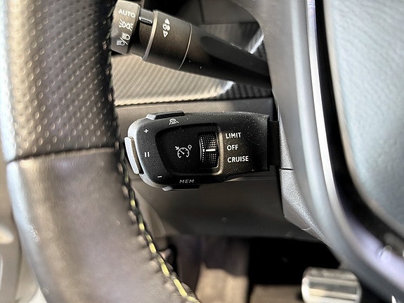 Peugeot e-208 8 of 17