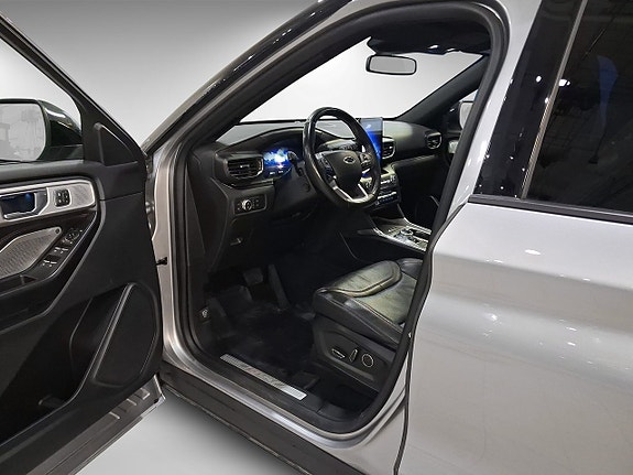Ford Explorer 4 of 10