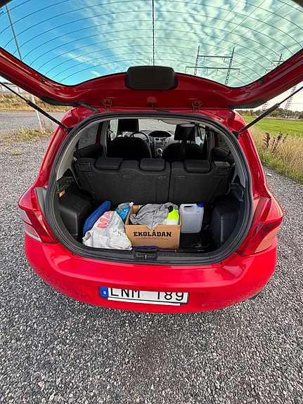 Toyota Yaris 2 of 14