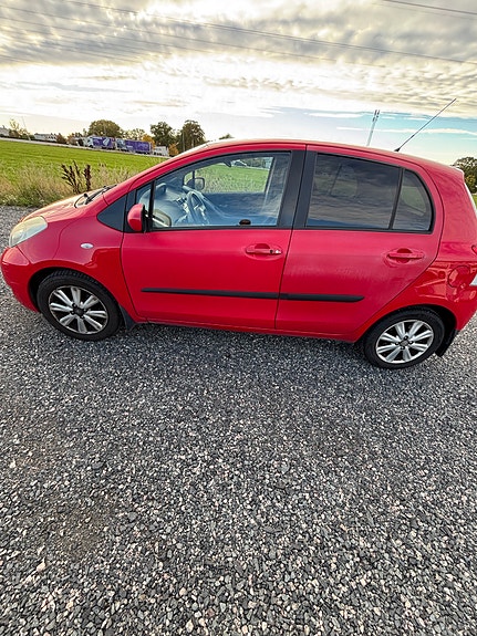 Toyota Yaris 5 of 14