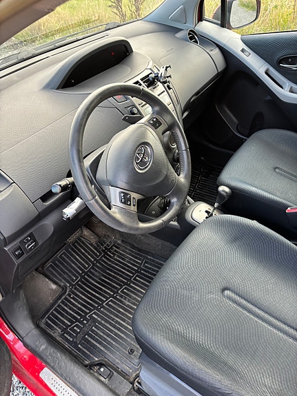Toyota Yaris 12 of 14