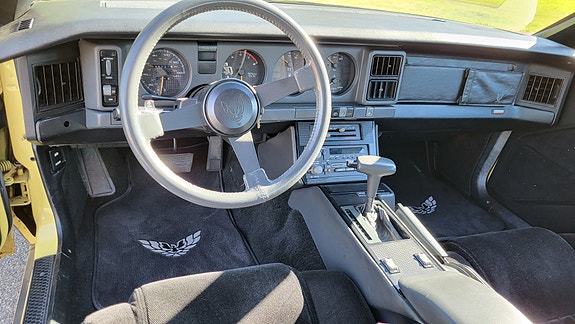 Pontiac Firebird 4 of 11