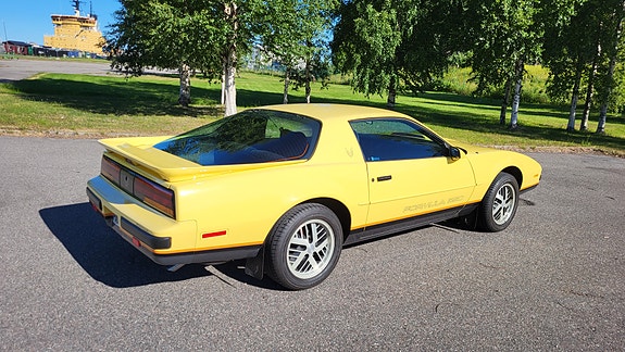 Pontiac Firebird 3 of 11