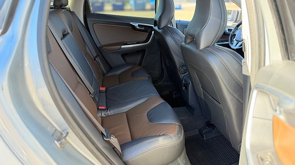 Volvo XC60 15 of 25