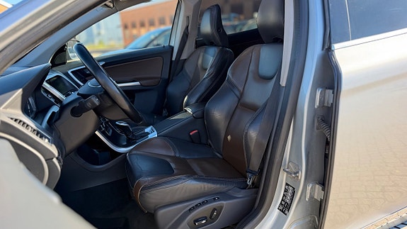 Volvo XC60 11 of 25
