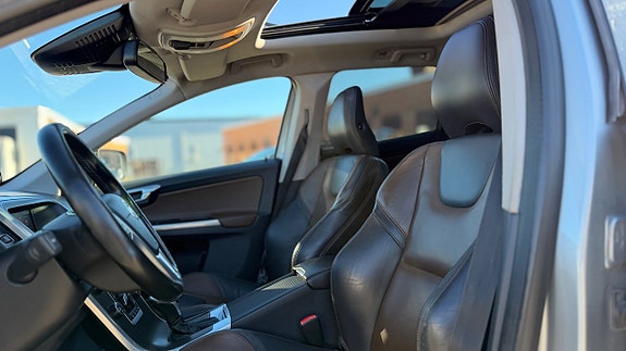 Volvo XC60 12 of 25