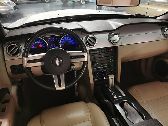Ford Mustang 8 of 19