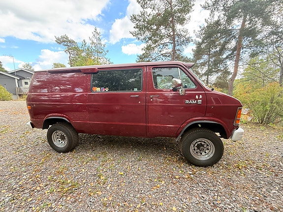 Dodge RAM 3500 2 of 8