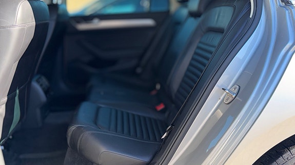 Volkswagen Passat 14 of 22