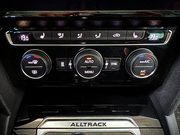 Volkswagen Passat Alltrack 21 of 26
