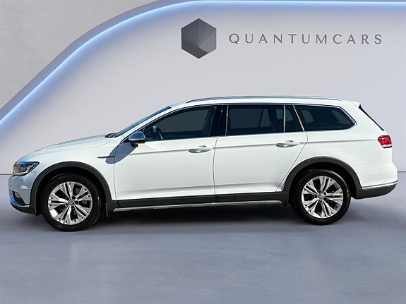Volkswagen Passat Alltrack 2 of 26