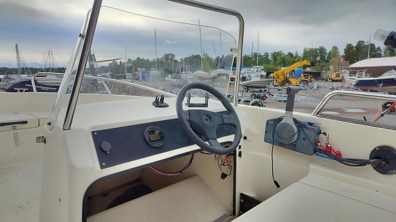 Uttern 4602 + Yamaha F40FETL 4 of 6