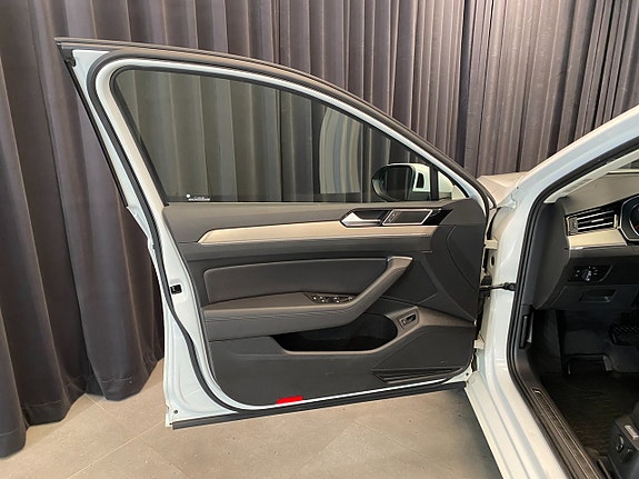 Volkswagen Passat 30 of 30