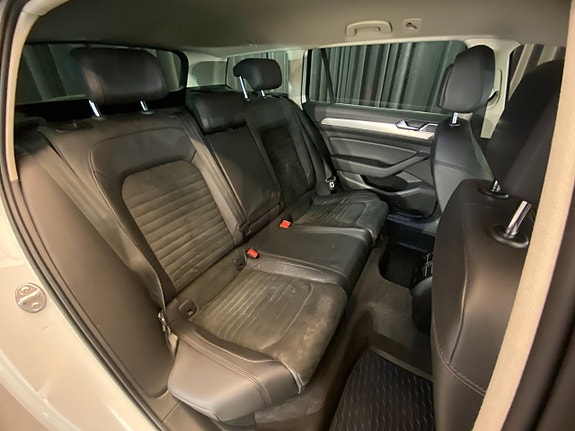 Volkswagen Passat 10 of 30