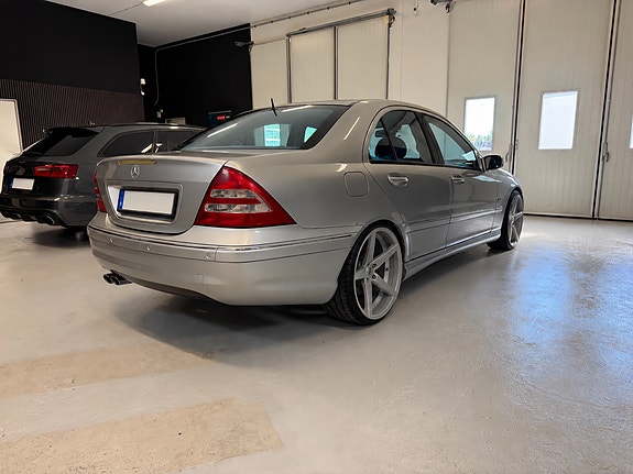 Mercedes-Benz C32 4 of 11