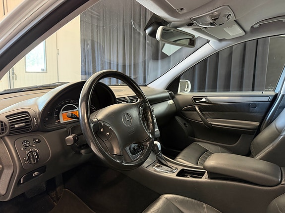 Mercedes-Benz C32 8 of 11