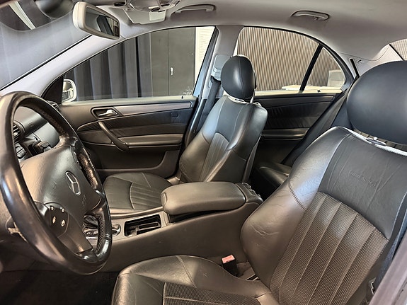 Mercedes-Benz C32 7 of 11