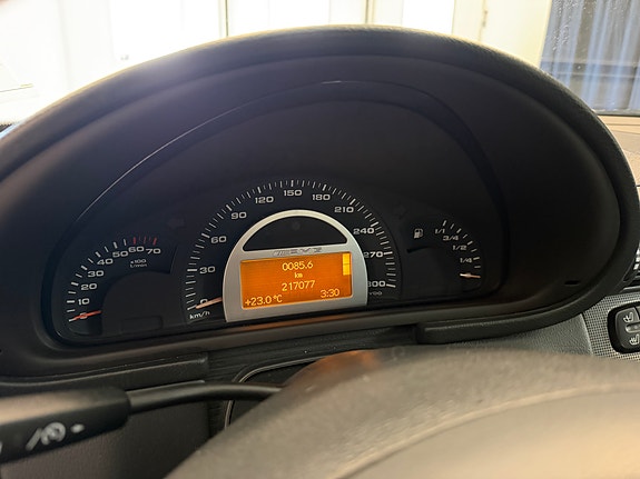 Mercedes-Benz C32 9 of 11