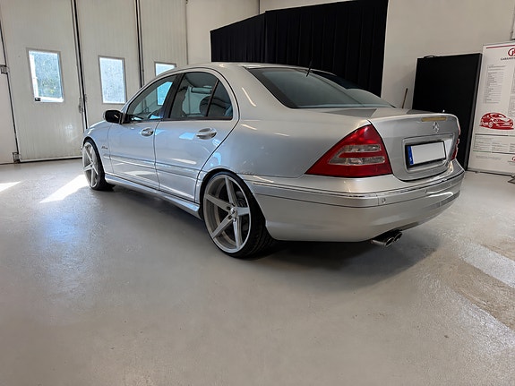 Mercedes-Benz C32 2 of 11