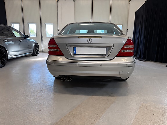 Mercedes-Benz C32 3 of 11