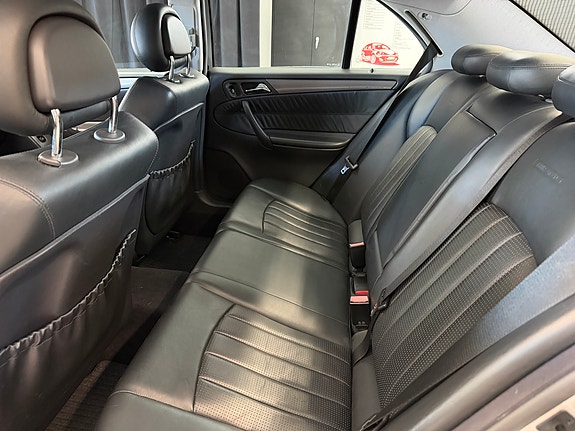 Mercedes-Benz C32 10 of 11