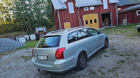 Toyota Avensis 3 of 4