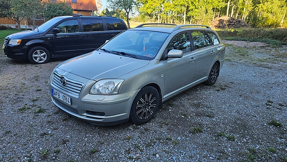 Toyota Avensis 2 of 4