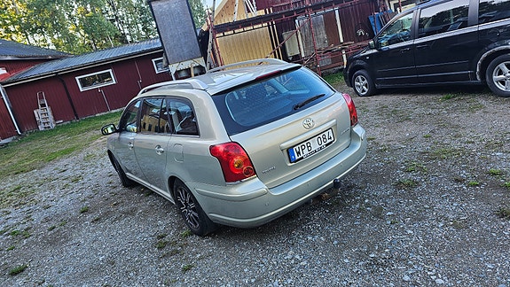 Toyota Avensis 4 of 4