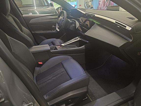 Peugeot 408 8 of 12